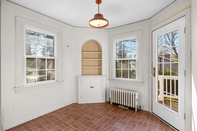 Building Photo - 2004 Hillcrest Rd