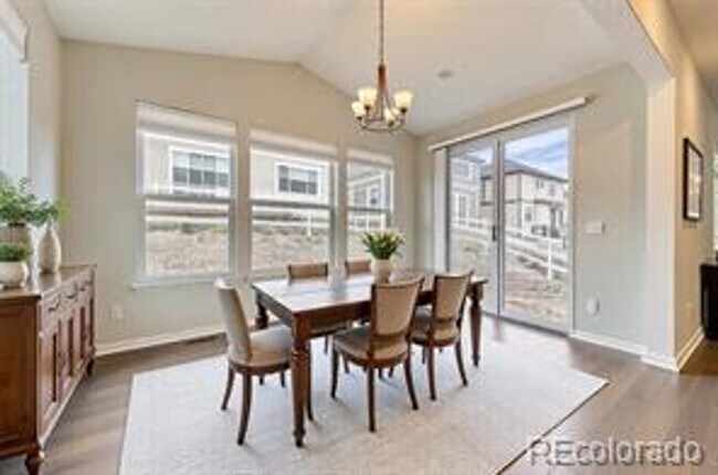 Building Photo - Spacious 3 bed 3 bath 2-story comfortable ...