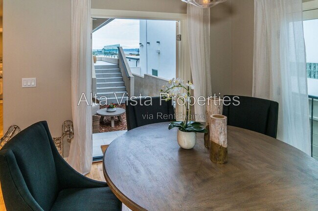 Building Photo - 5606 Dolphin Pl