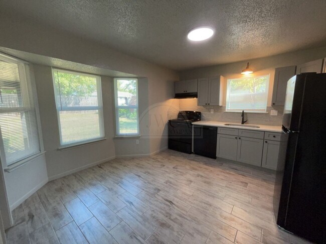 Building Photo - 1801 Hammond Dr