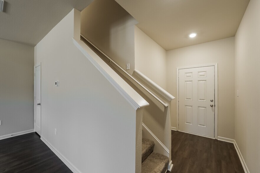 Building Photo - 504 Clover Cir