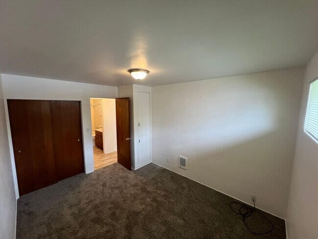 Building Photo - 352-352 E 17th Ave