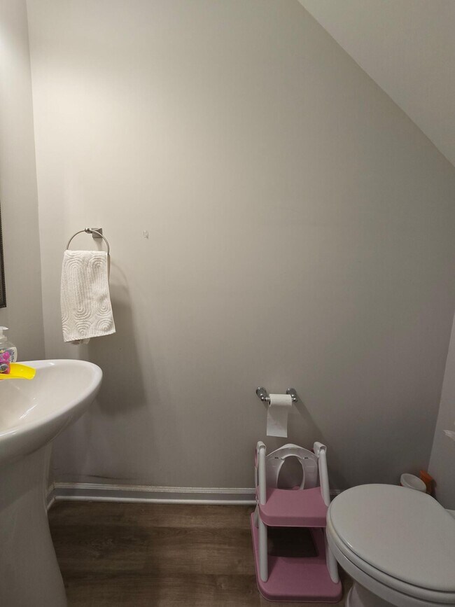 Building Photo - 1922 Flagpole Dr