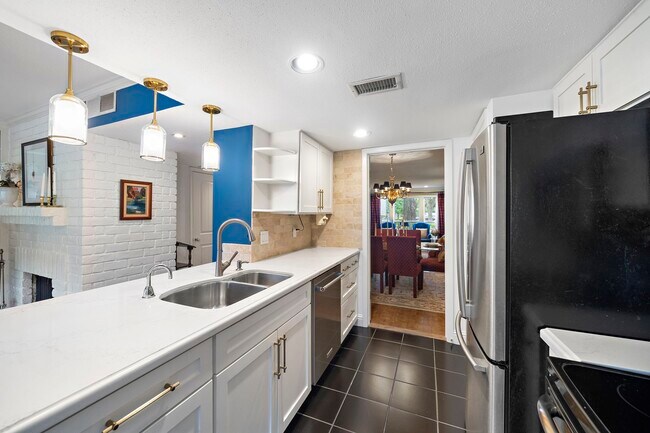 Building Photo - 8944 Chatsworth Dr