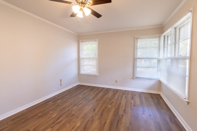 Building Photo - 2400 Hampstead Ln
