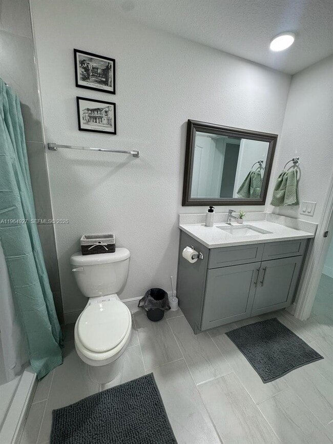 Building Photo - 649 N Lincoln St