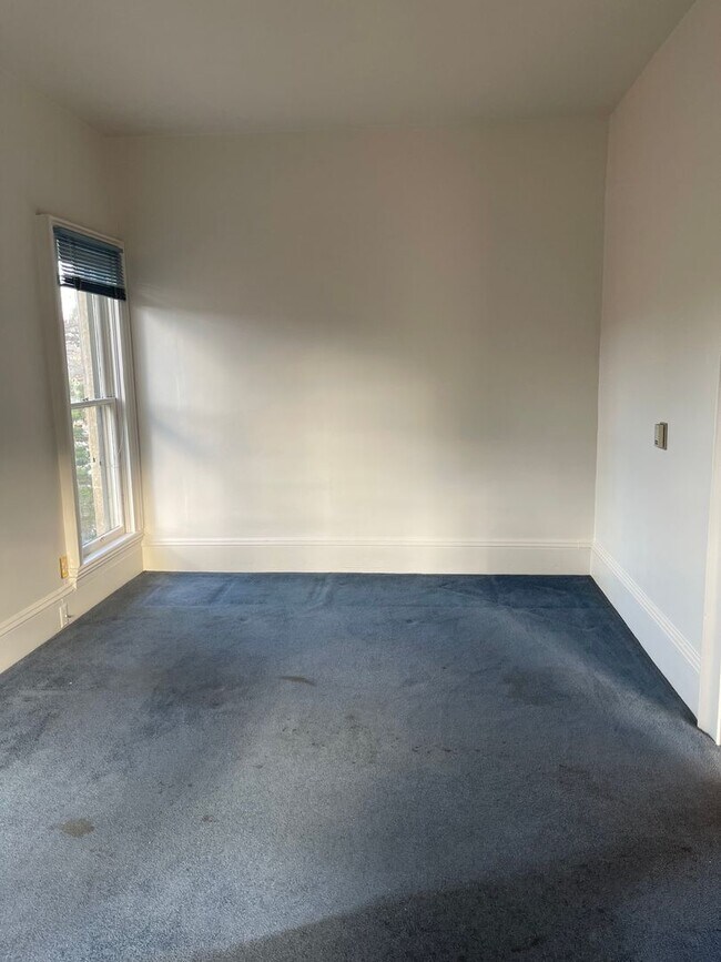 Building Photo - 1 Bedroom Apartment Near Downtown