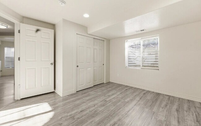 Building Photo - 989 Cinnamon Ridge Dr