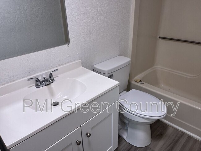 Building Photo - 404 E Redwood St