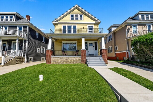 Building Photo - Furnished 3-Bedroom, 2-Bath Upper Unit in North Buffalo