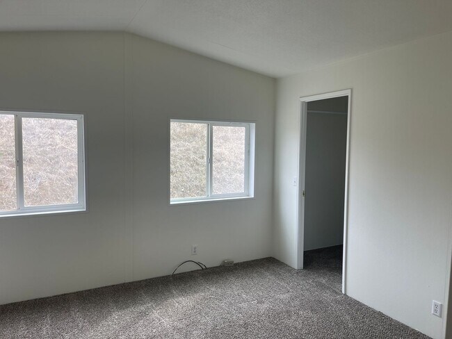 Building Photo - 3 Bed 2 Bath Home on Property Available for Lease