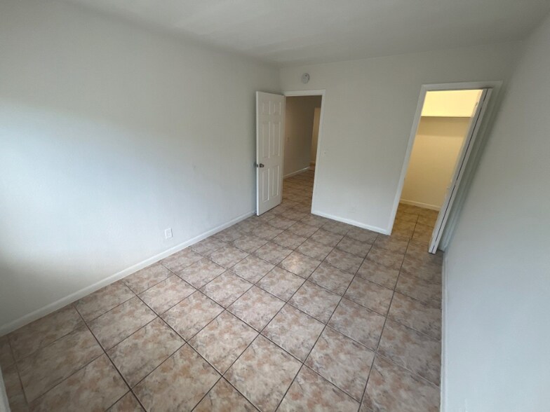 Building Photo - 717 NE 10th Ave