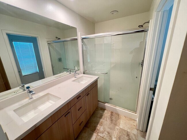 Building Photo - Perfect 2 Bed 2.5 Bath Orange Condo!