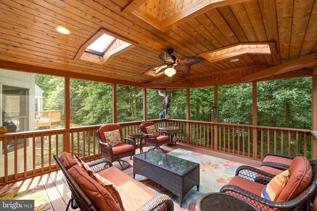 Building Photo - 6874 Caravan Ct