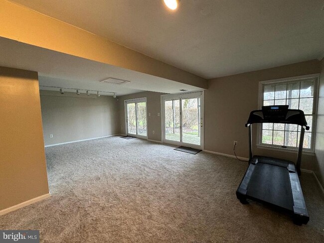 Building Photo - 18 E Countryside Dr