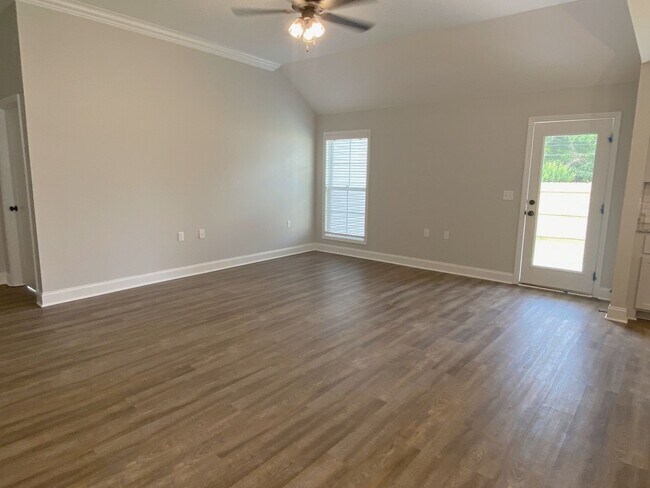 Building Photo - 3 bedrooms, 2 baths in Hahira/North Lownde...