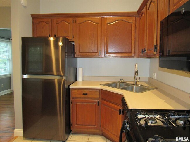 Building Photo - 1126 W Lombard St