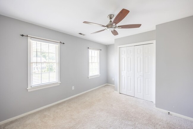 Building Photo - Large 4 Bedroom, 2.5 Bathroom Home in Mech...