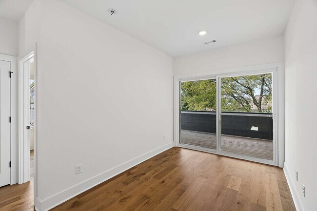 Building Photo - "Chic Nashville Townhouse: 3 Beds, 3 Baths, with Granite Elegance & Cozy Fireplace!"