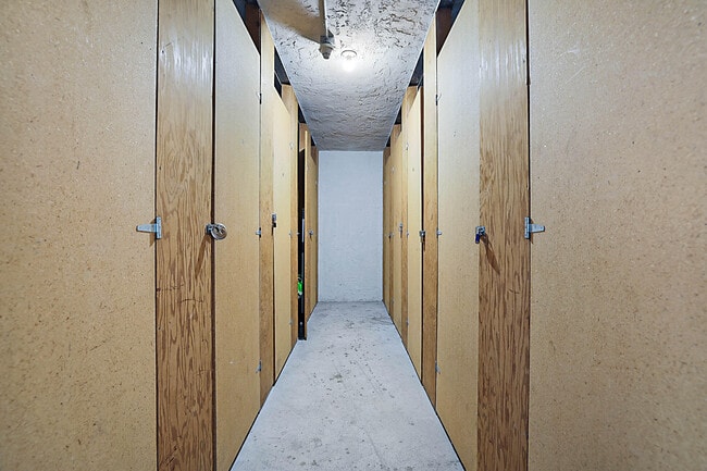 Building Photo - 575 Oaks Ln