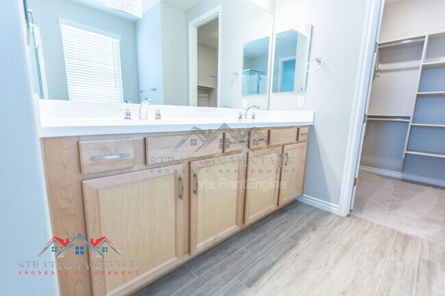 Building Photo - 15243 W Latham St