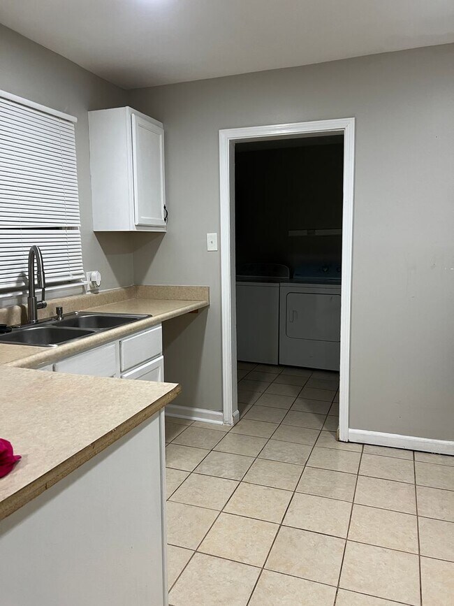 Building Photo - A charming 3 bedroom, 1 bathroom house has been newly remodeled and is ready for you to move in.