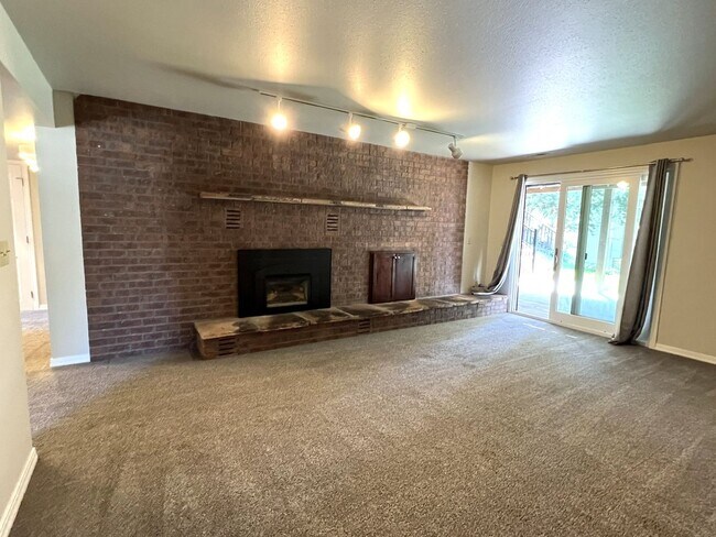 Building Photo - Fantastic 4 bed 3 bath home in the Highlan...
