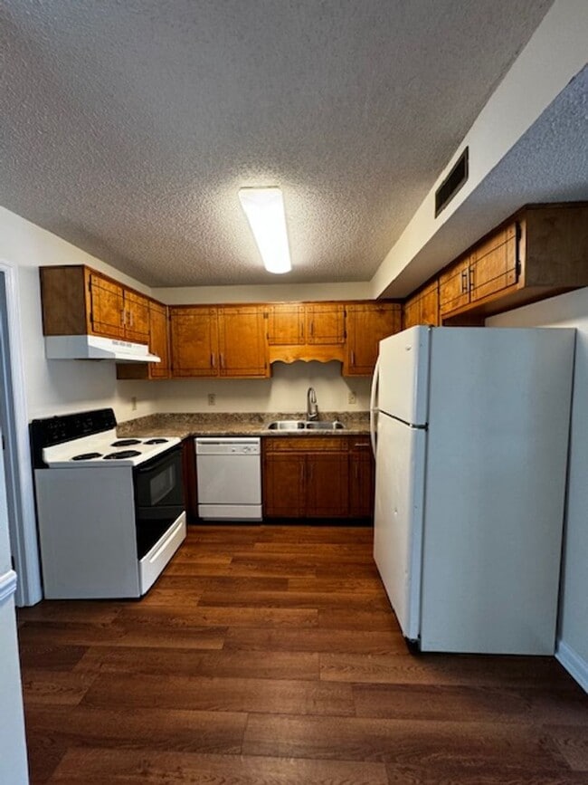 Building Photo - 2 Bedrooms 2 Bath duplex