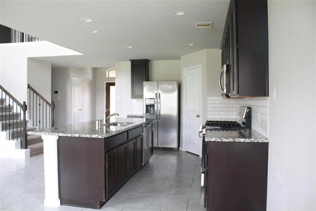 Building Photo - 18319 Pin Oak Lake Dr