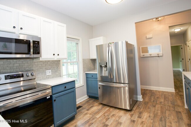 Building Photo - 102 Willow Creek Ln