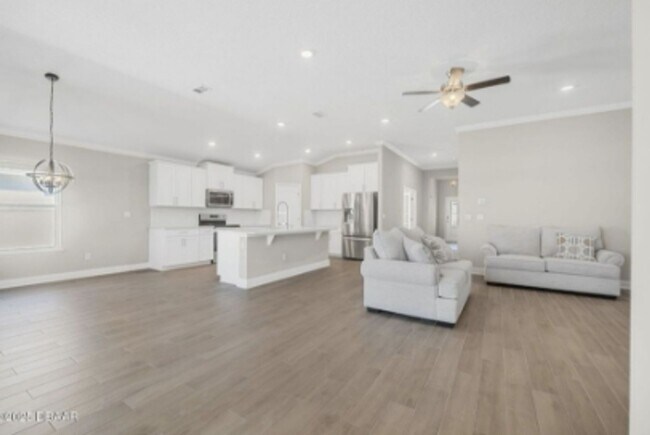 Building Photo - Stunning Waterfront 4 Bed Property in Sunn...