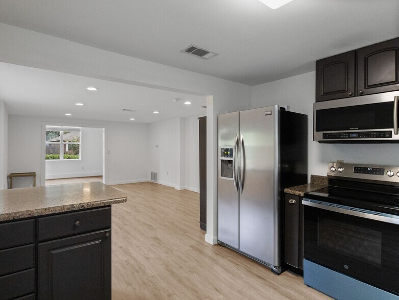 Building Photo - 1572 Cedar St