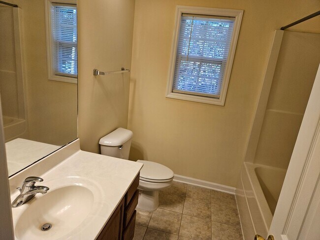 Building Photo - Beautiful 4 bedroom, 2.5 bath home in the ...