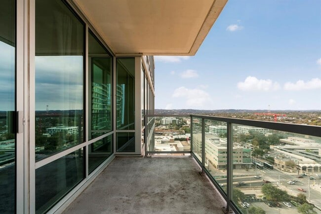 Building Photo - 300 Bowie St