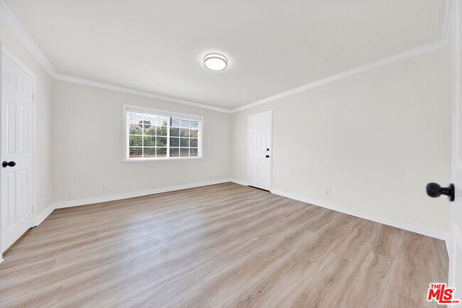 Building Photo - 5532 Angelus Ave