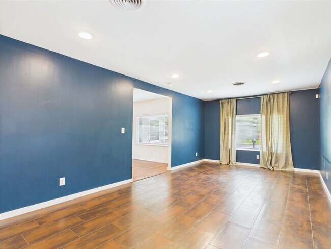 Building Photo - Charming 3-Bedroom Retreat with 2 Full Baths in the Heart of Fredericksburg!