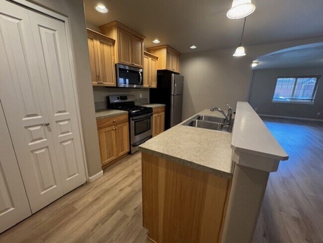 Building Photo - MOVE IN SPECIAL $500 OFF FIRST MONTH RENT ...