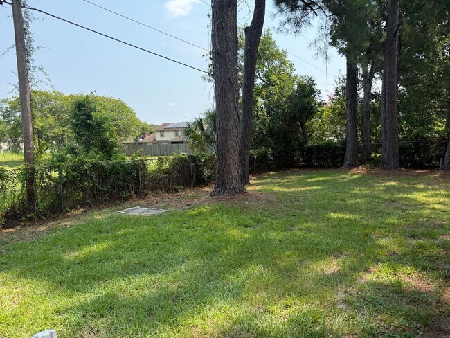 Building Photo - 1420 Claremont Cir