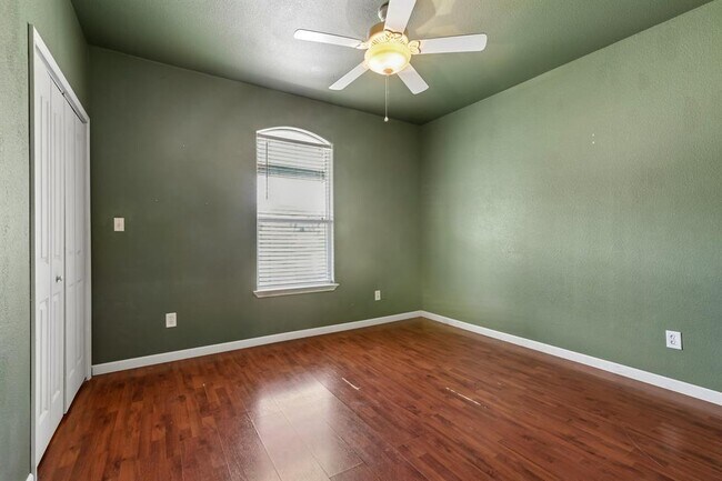 Building Photo - 286 Simpson Ave
