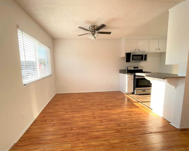 Interior Photo - 5715 Vineland Ave