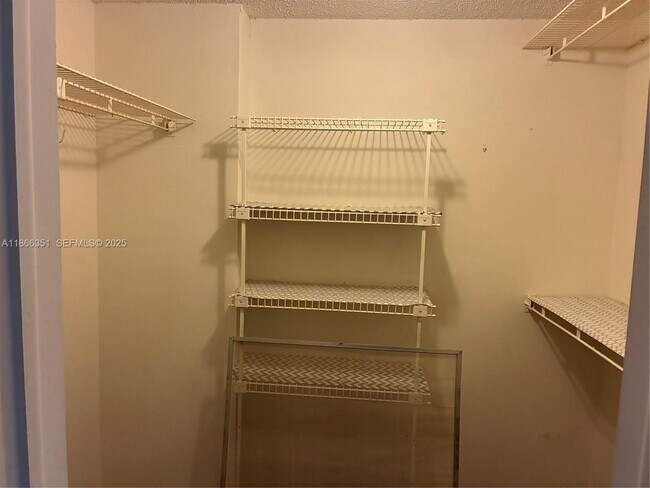 Building Photo - 609 NE 14th Ave