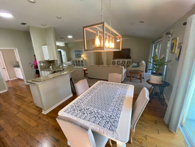 Building Photo - SEASONAL RENTAL in Glenview - 3 Beds, 2 Ba...