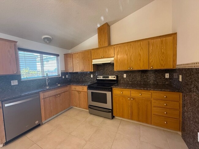Building Photo - Spacious 3BD/2BA Home with Two-Car Garage,...