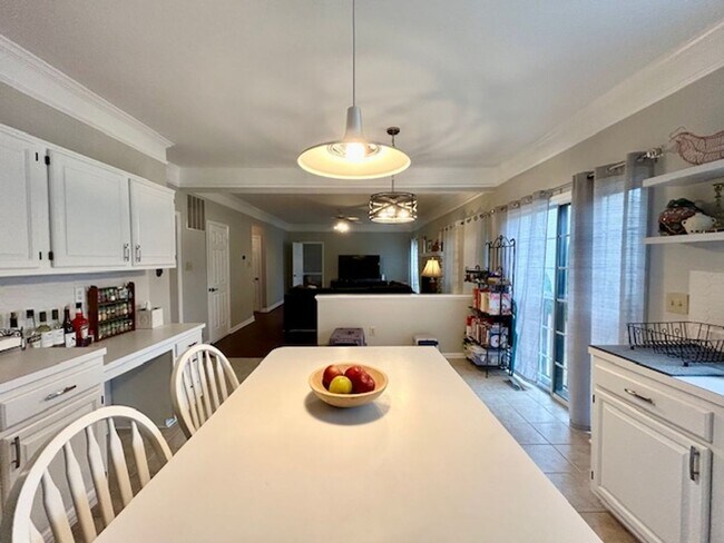 Building Photo - 5 Milestone Manor Ct