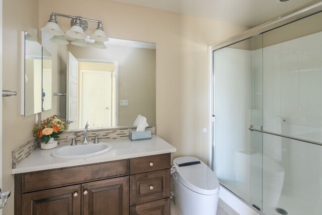 Building Photo - Updated 4-Bedroom Townhouse in Prime Porte...