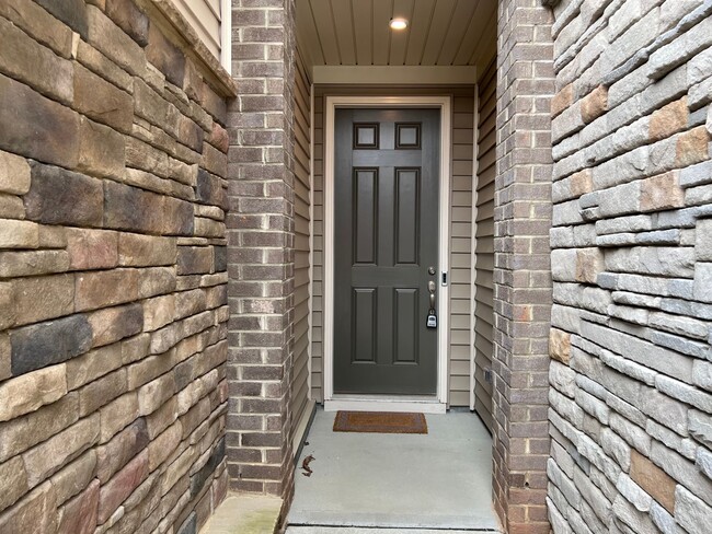 Building Photo - 3 Bed | 2.5 Bath Townhouse in Cary with Tw...