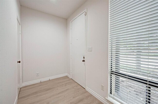 Building Photo - 1112 Bering Dr