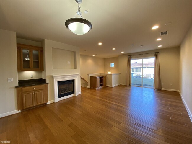 Building Photo - 2 br, 2.5 bath Townhome - 1714 Hillebrant ...