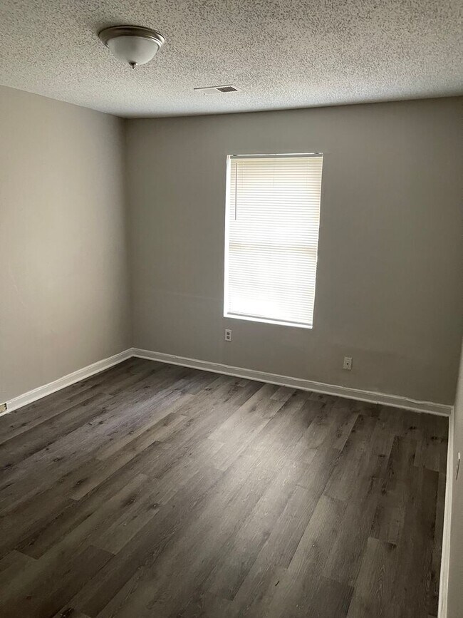 Building Photo - For lease 5 bedrooms at an affordable rate of $1,100.00