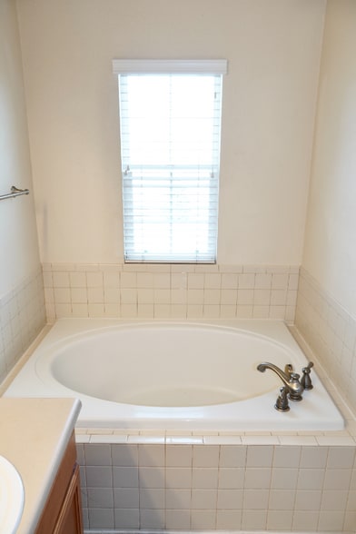 Building Photo - 2243 Sierra Park Dr